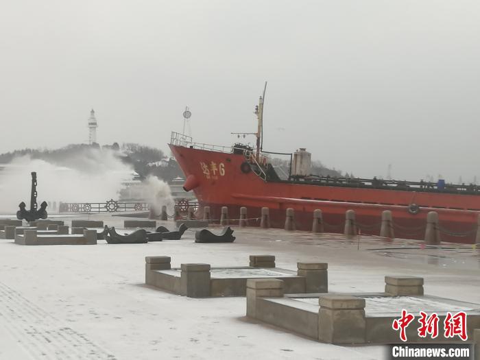 一货轮因恶劣天气在烟台搁浅8名船员全部获救