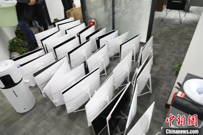 缴获作案电脑 马鞍山警方提供
