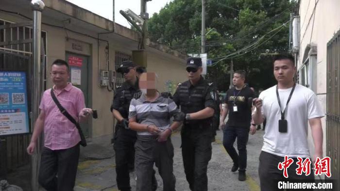 凭借塑料袋上仅存的一枚生物痕迹,上海松江警方破获了一起23年前的故意杀人案。上海松江警方供图