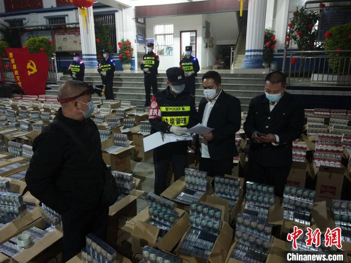 图为民警对该批无合法手续香烟进行清点核验。 邓敦宇 摄