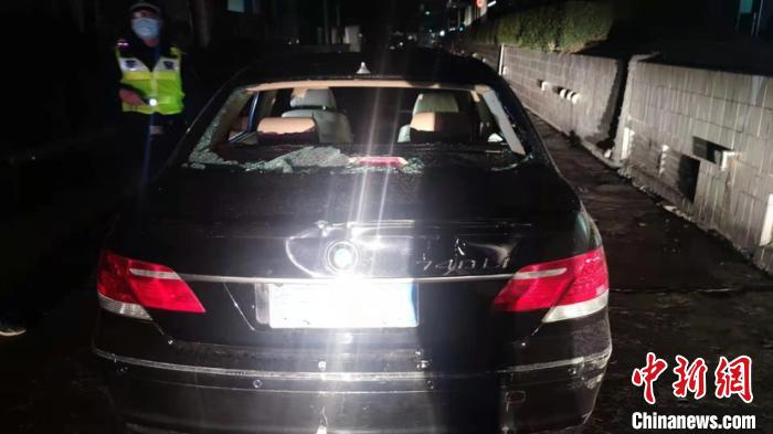 毛某驾驶的黑色轿车的车窗玻璃碎了一地。 上海长宁警方供图