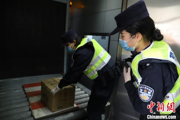 ͼΪŮ���ǽ�����Ž�X������м�顣�º�߾�����֧�ӹ�ͼ