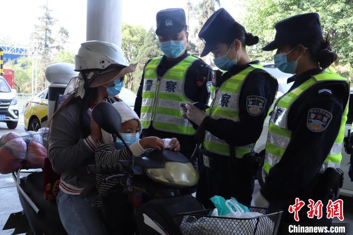 ͼΪŮ���Ǽ������ÿ�֤�����º�߾�����֧�ӹ�ͼ