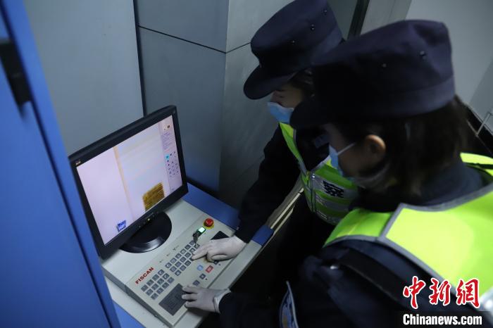 ͼΪŮ����ͨ����ʾ���鿴�����Ƿ����Υ��Ʒ���º�߾�����֧�ӹ�ͼ