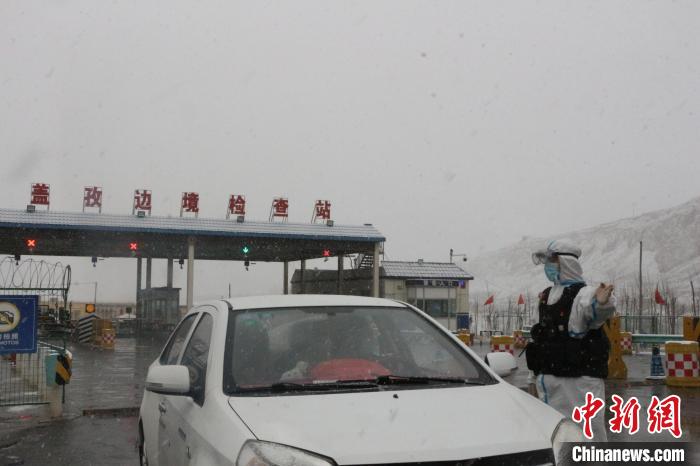 经过1个多小时的共同努力,停滞车辆全部安全驶离拥堵路段,道路恢复畅通。 王振 摄