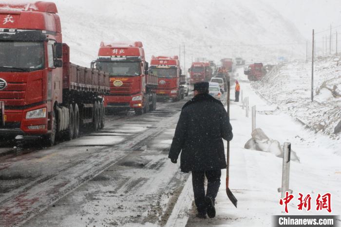 新疆阿克陶道路结冰逾百车停滞民警紧急分流疏通