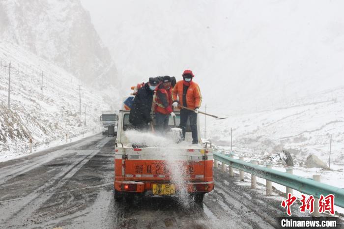 民警第一时间联合当地公路养护站成立应急小队携带煤粒等防滑物资前往拥堵路段进行清障疏导。 王振 摄