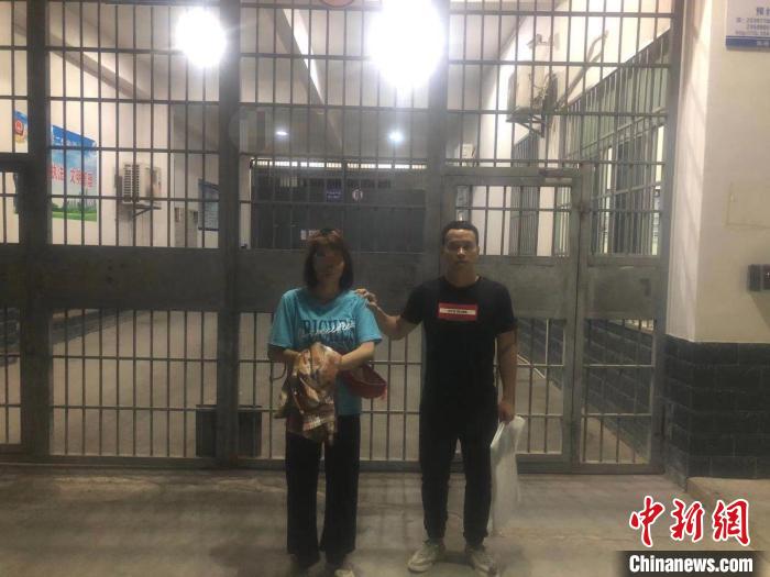 ���ƽ�ͷ�ҳ����˴���һŮ�ӱ��̾�