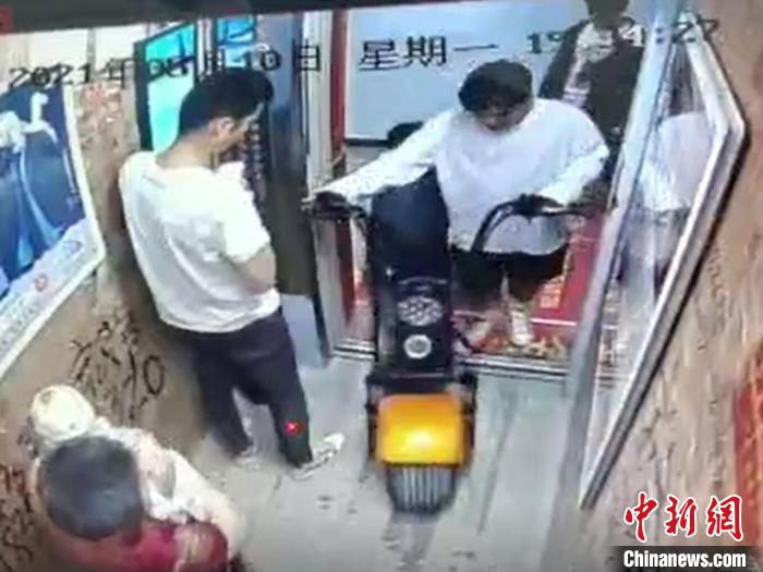 ���ݼ����Ƶ��һ�������ŵ�ƿ����������ڡ�(��Ƶ��ͼ) ��Ƶ��ͼ ��