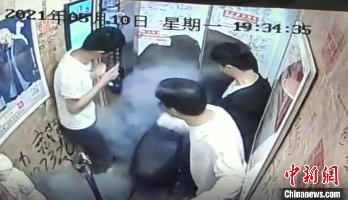 ���ݼ����Ƶ�е�ƿ��ð��Ũ��˲�䡣(��Ƶ��ͼ) ��Ƶ��ͼ ��