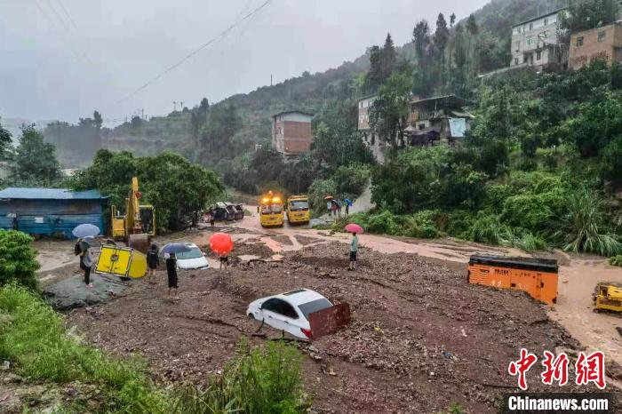 图为洪水将周边车辆和部分厂房冲毁。 郝轩 摄