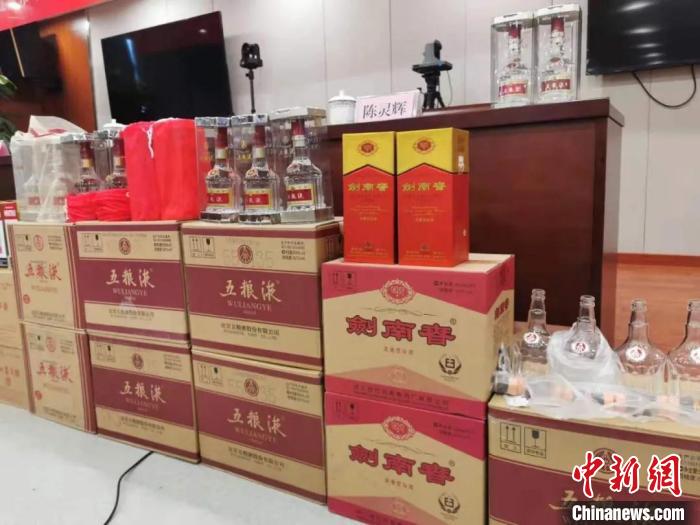 查获的假冒高端品牌白酒 鲍盛旭 摄