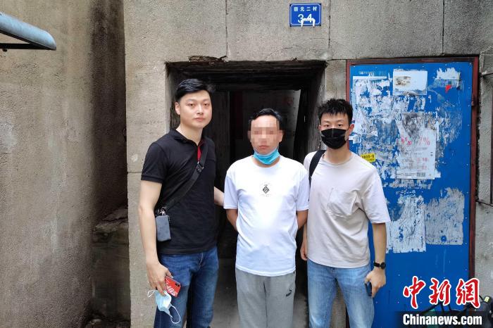 图为,武汉民警潘黎(左)抓捕疑犯现场 唐时杰 摄