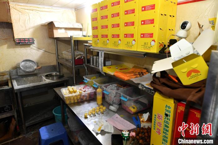 ����ֻը��(ʦ���)���ڣ���װ���ϵĹ���̨�Ϸ����Ÿ���������Ʒ�������� ��