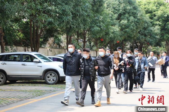 警方抓获犯罪嫌疑人 王一彬 摄