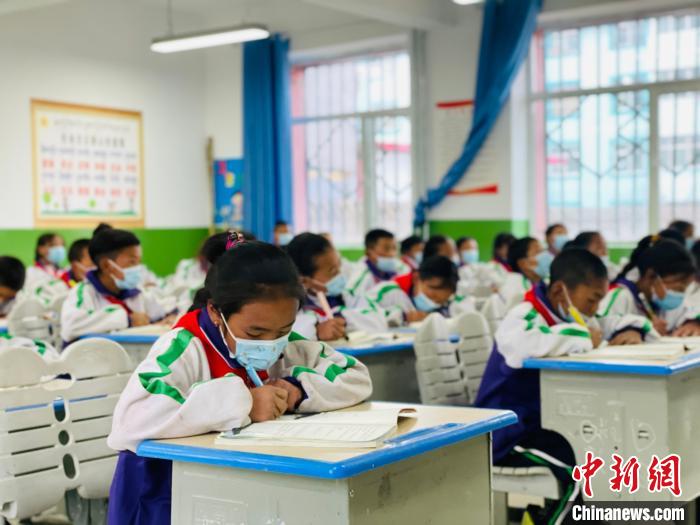 图为学生们在新教室里上课。 孙睿 摄