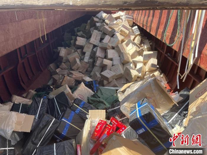 查获的涉案假烟。 项崇洲 摄 摄