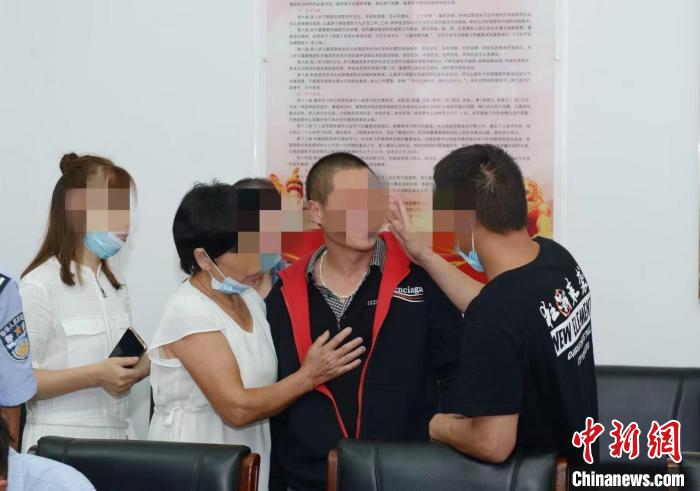 夏某某与母亲、弟弟和妹妹在长治市上党区相见。 赵彦杰 摄