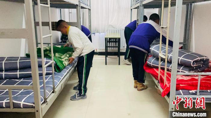 青海玛多地震灾后重建见闻:从帐篷教室到分区上课