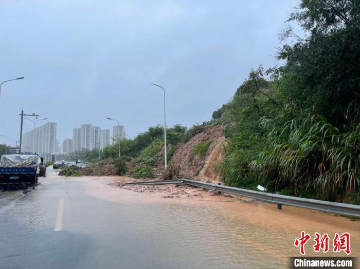 浙江奉化一隧道附近发生塌方面积约2000平方米