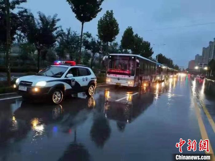 在山西省运城市多部门配合下,千余名旅客安全疏散转运。 李浩 摄