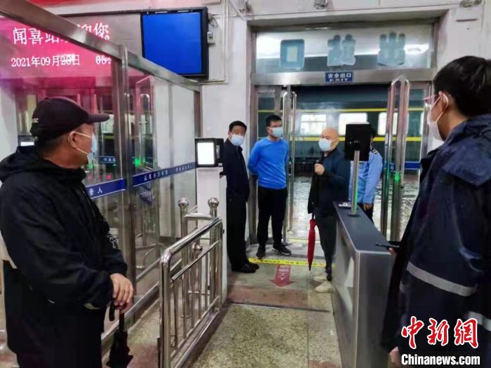 在山西省运城市多部门配合下,千余名旅客安全疏散转运。 李浩 摄