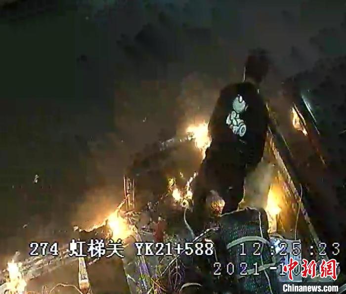 驾驶员用大块帆布遮盖车厢着火部位,用阻断氧气方式灭火。 监控视频截图