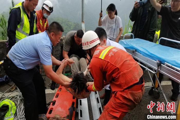 图为成功将被困男子救出。 宁德市消防救援支队 供图