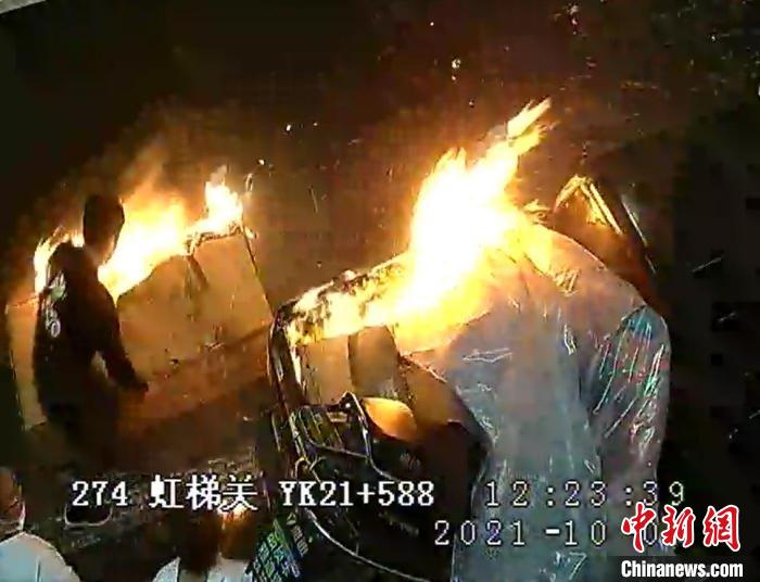 皮卡车隧道内起火驾驶员“教科书式”自救被交警推荐
