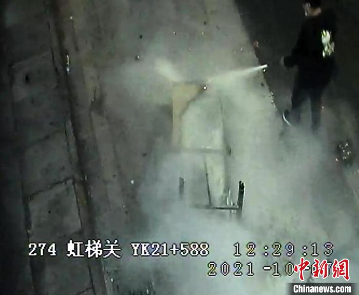 驾驶员用随车携带的灭火器和饮用水巩固灭火。 监控视频截图