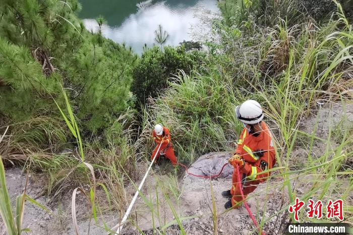 两男子骑摩托车翻下70米山崖失联2日后获救送医