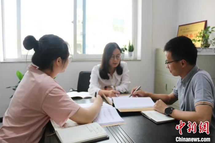 闹市区抱走3岁小孩男子被判有期徒刑8个月