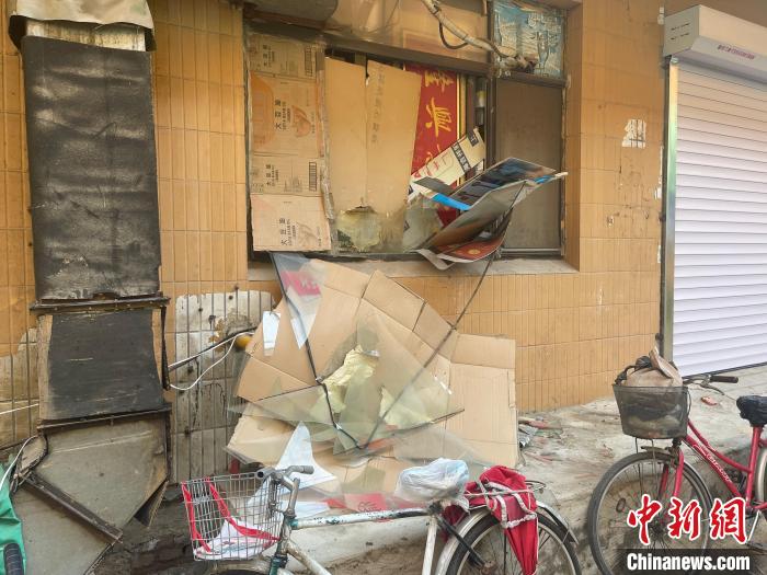 爆炸现场附近。 王景巍 摄