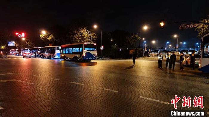 上海轨道交通11号线迪士尼站已临时封站启用220辆临时接驳公交车