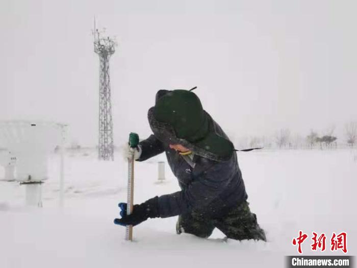 内蒙古通辽遭遇特大暴雪:学校停课机场关闭
