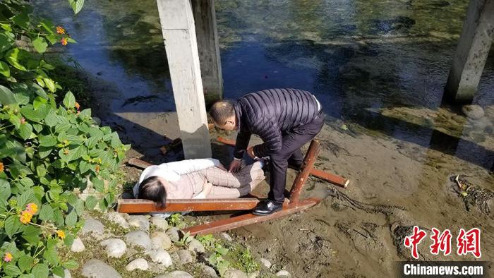 成都街头上演暖心一幕:银行员工挺身营救坠河老人