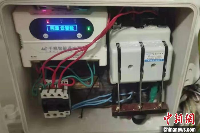 图为检查组检查发现加油站“作弊”设备。 赤峰市市场监督管理局 摄