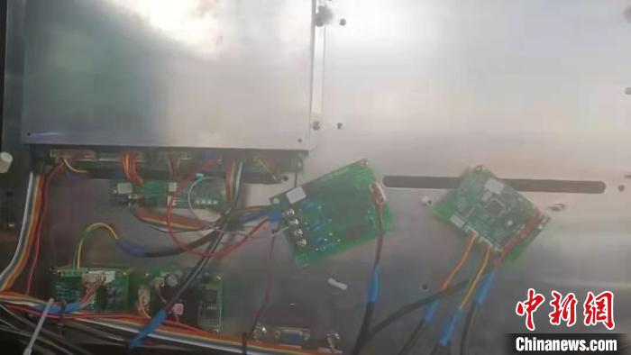 图为检查组检查发现加油站“作弊”设备。 赤峰市市场监督管理局 摄