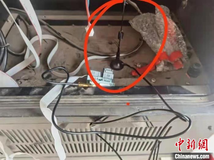 图为检查组检查发现加油站“作弊”设备。 赤峰市市场监督管理局 摄