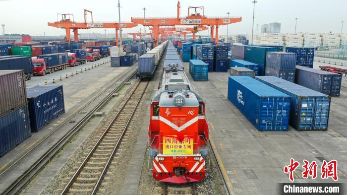 满载着价值410万美元的1300吨四川茶叶的专列从成都国际铁路港出发。 白桂斌 摄