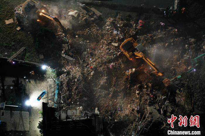 11月23日凌晨,江西赣江新区,职工宿舍楼局部坍塌事故救援现场。 刘占昆 摄