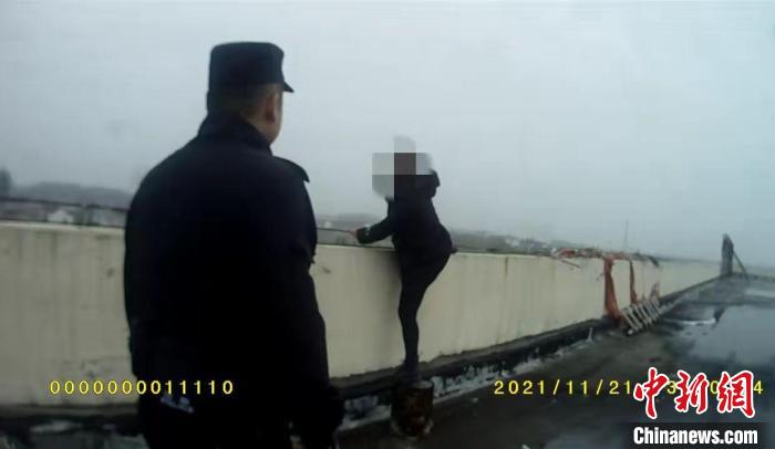 ����˲���񾯷�����ס��¥����Ů��