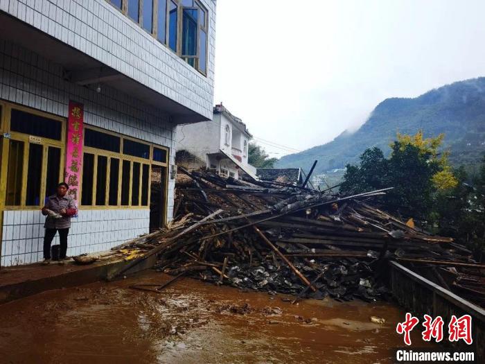 四川宜宾:震后突发山体滑坡村民提前预警紧急转移无人受伤