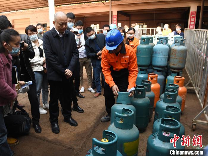 ͼΪ������Ա�ڽ�����α�𡰷Ƿ���ƿ��������˹�� ��