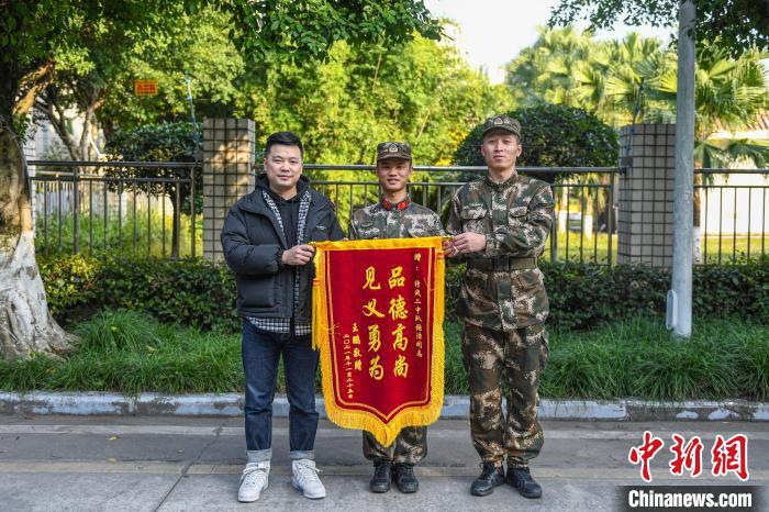 武警重庆总队特战队员请假外出“顺手”抓了个小偷