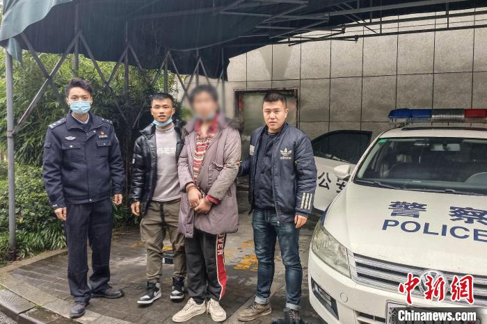 张浩(左二)和当地民众一起将该男子移交到公安机关处理。 武警重庆总队 供图