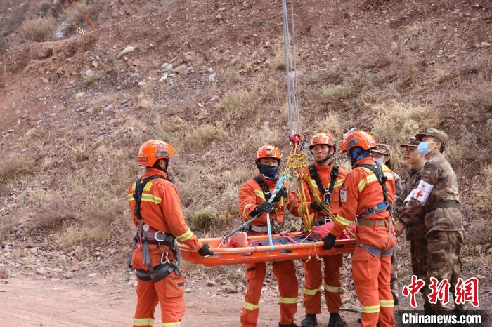 图为模拟救助伤员。 昌都市森林消防支队 摄