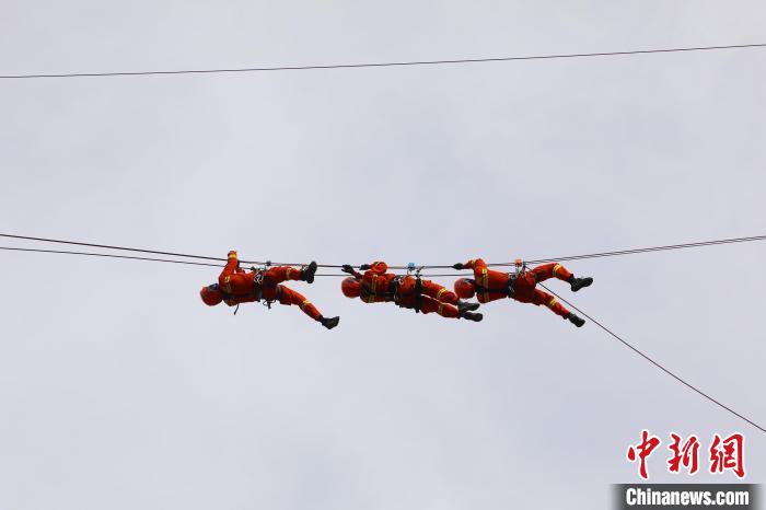 图为横渡科目训练。 昌都市森林消防支队 摄