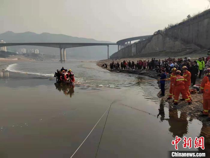 重庆:9人外出玩耍被困丁坝多部门紧急救援