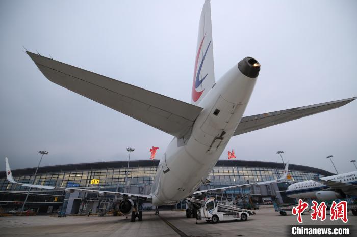 宁波机场东航航班。 柴应科 摄